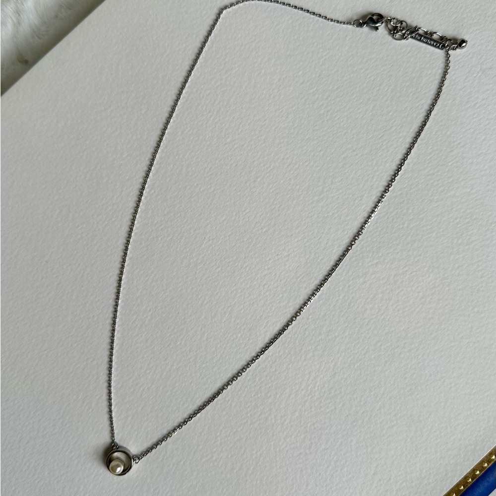 Elegant Silver Necklace with Pearl Pendant
